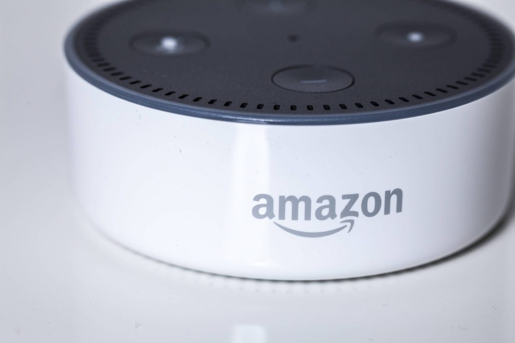 Amazon Echo: Darum solltest du den Lautsprecher unbedingt ins Wohnzimmer stellen