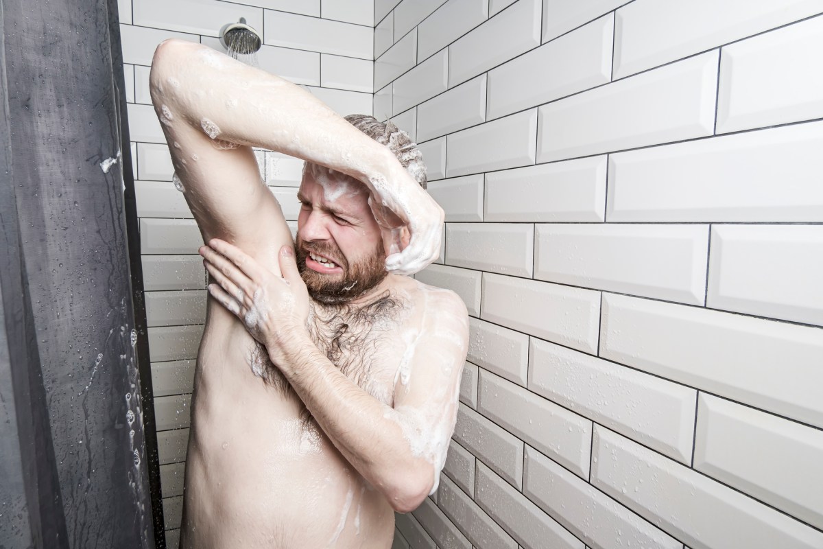 Mann erschrocken unter der Dusche.