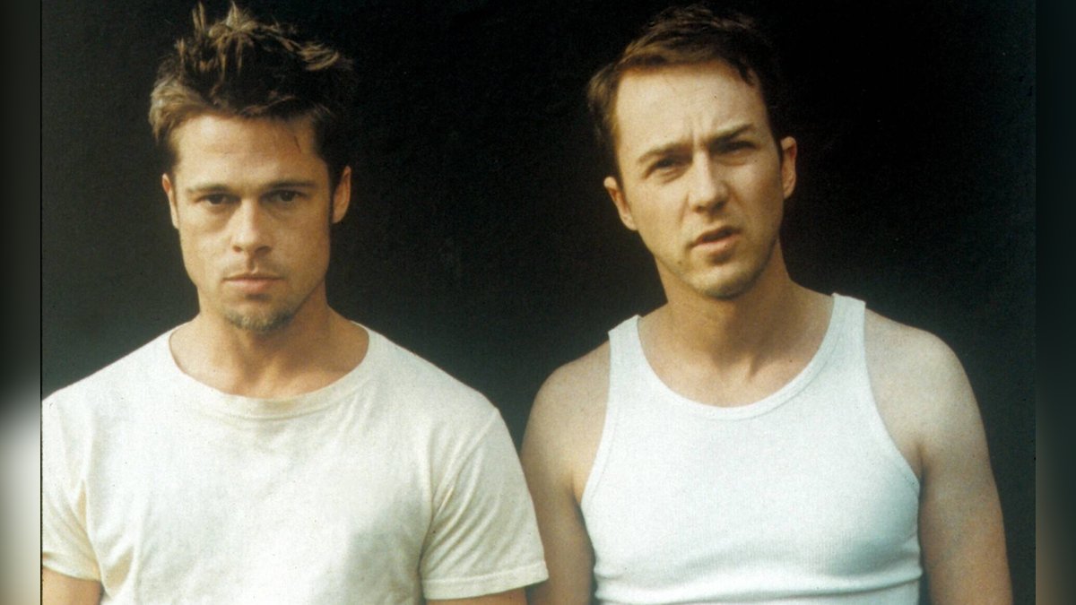 Brad Pitt (l.) und Edward Norton wundern sich über neues "Fight Club"-Ende.. © imago images/Mary Evans