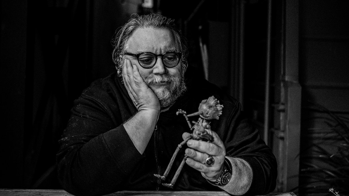 Regisseur Guillermo del Toro mit Pinocchio.. © Cr. mandraketheblack.de/2020 Netflix
