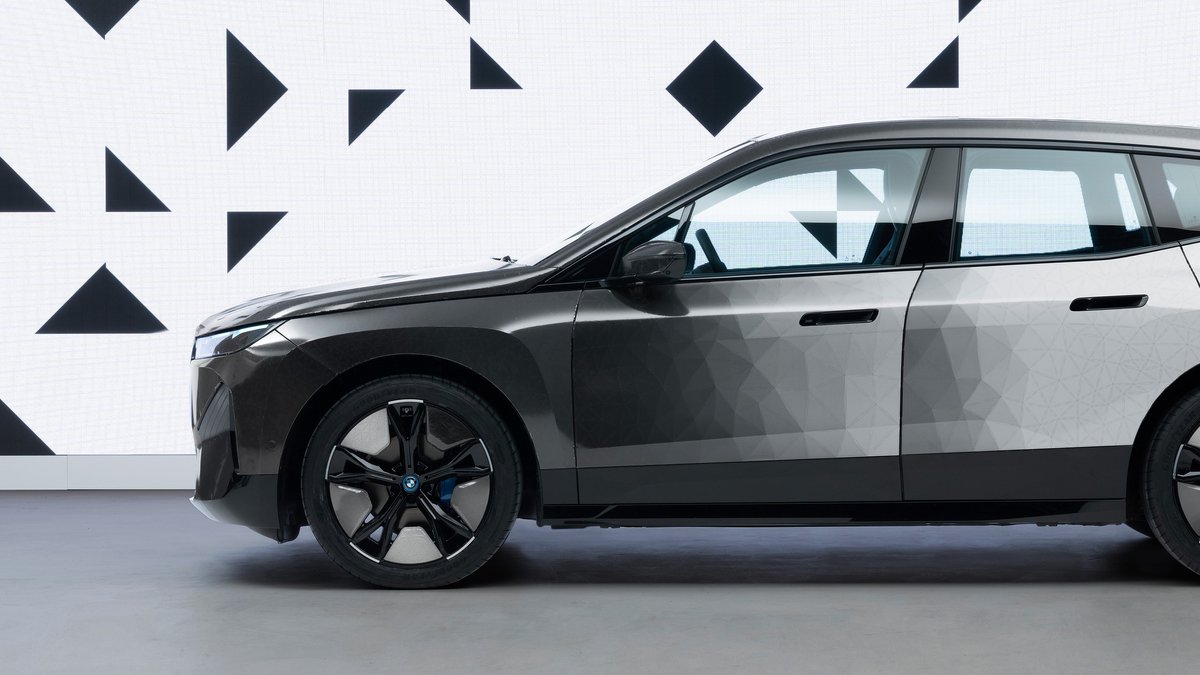 Der BMW iX Flow featuring E Ink soll seine Farbe wechseln können.. © Tom Kirkpatrick/BMW Group