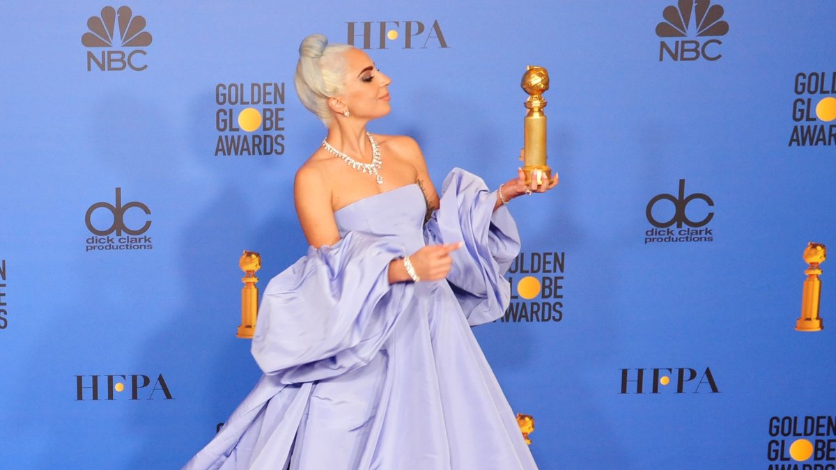 Große Stars in teuren Roben wird es bei den Golden Globes vorerst nicht mehr geben. Hier freute sich Lady Gaga 2019 noch über eine Trophäe.. © Featureflash Photo Agency/Shutterstock.com