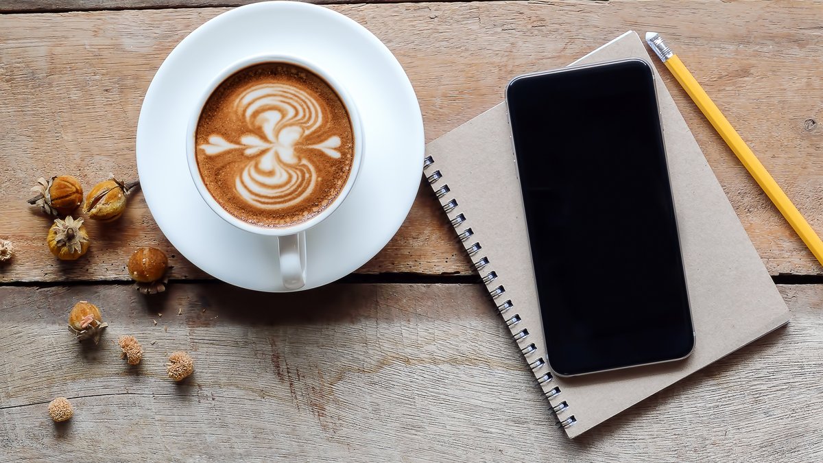 Von der richtigen Wassertemperatur bis zum Milchschaum: Einige Apps helfen bei der Zubereitung des perfekten Kaffees.. © BongkarnGraphic/Shutterstock.com