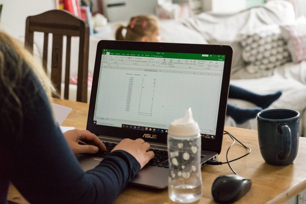 Frau sitzt am Laptop und arbeitet mit Excel