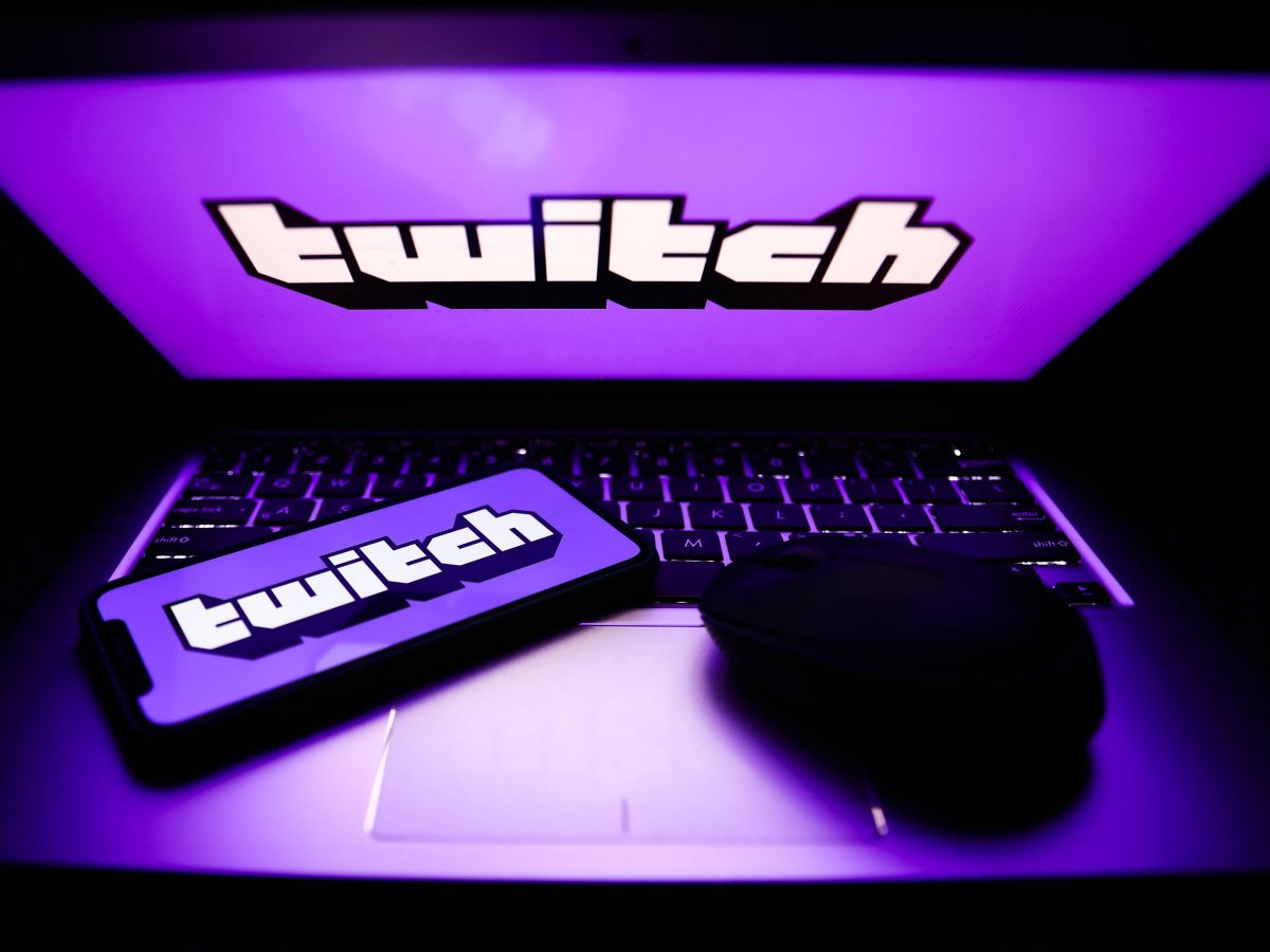 Twitch Logo auf Laptop und Handy