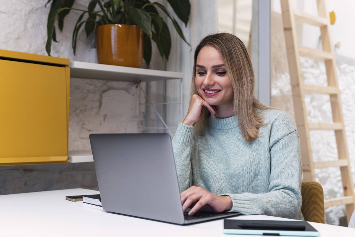 Frau sitzt vor dem Laptop