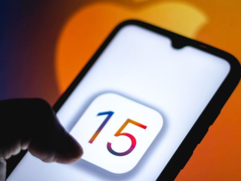 iPhone mit iOS 15 vor einem Apple-Logo