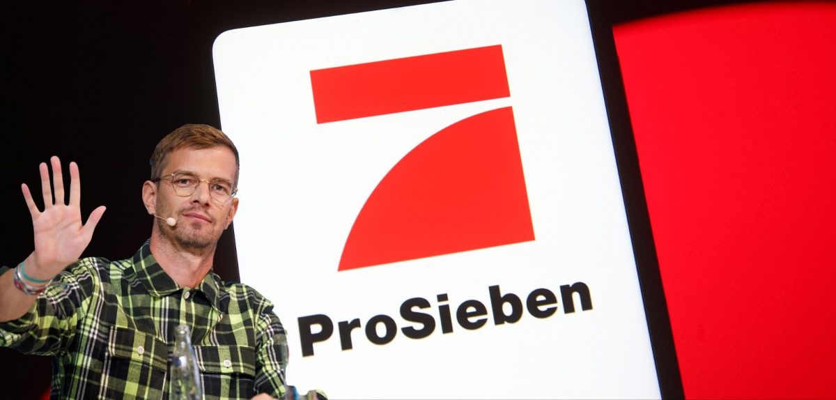 Joko Winterscheidt vor dem ProSieben-Logo.