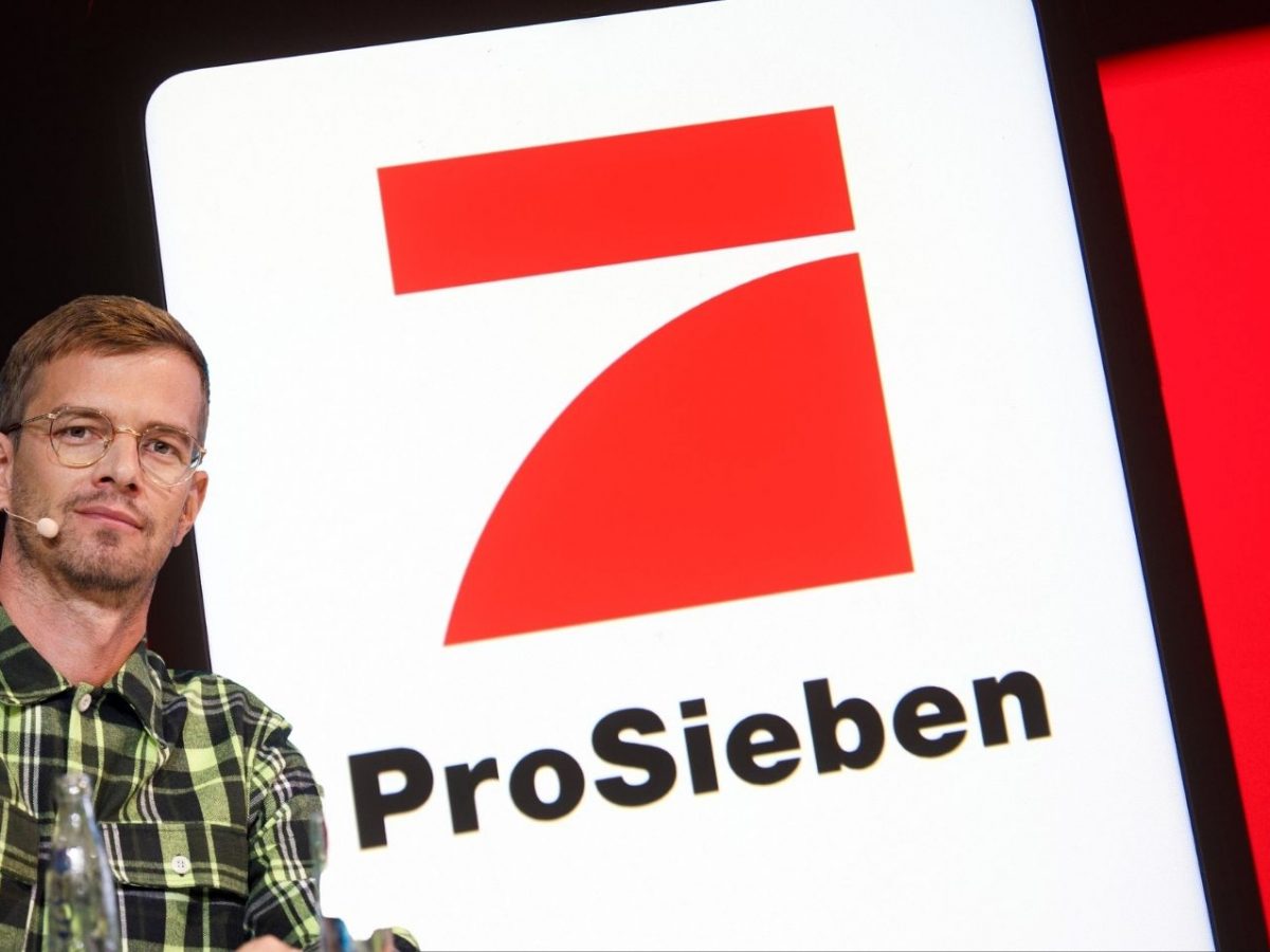 Joko Winterscheidt vor dem ProSieben-Logo.