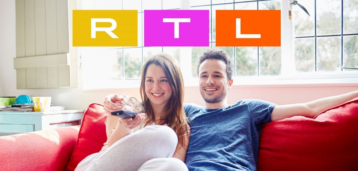 Paar schaut fern, RTL-Logo.