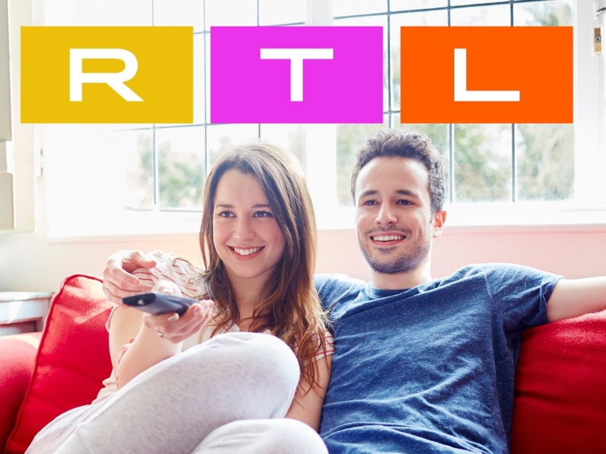 Paar schaut fern, RTL-Logo.