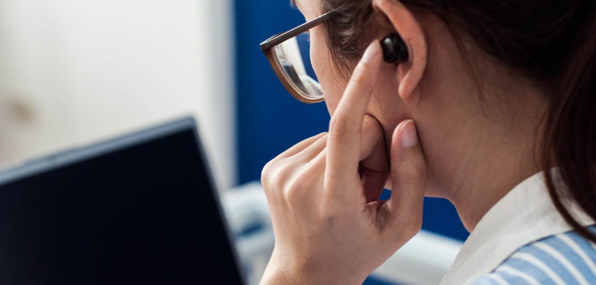 Frau mit In-Ear-Kopfhörern