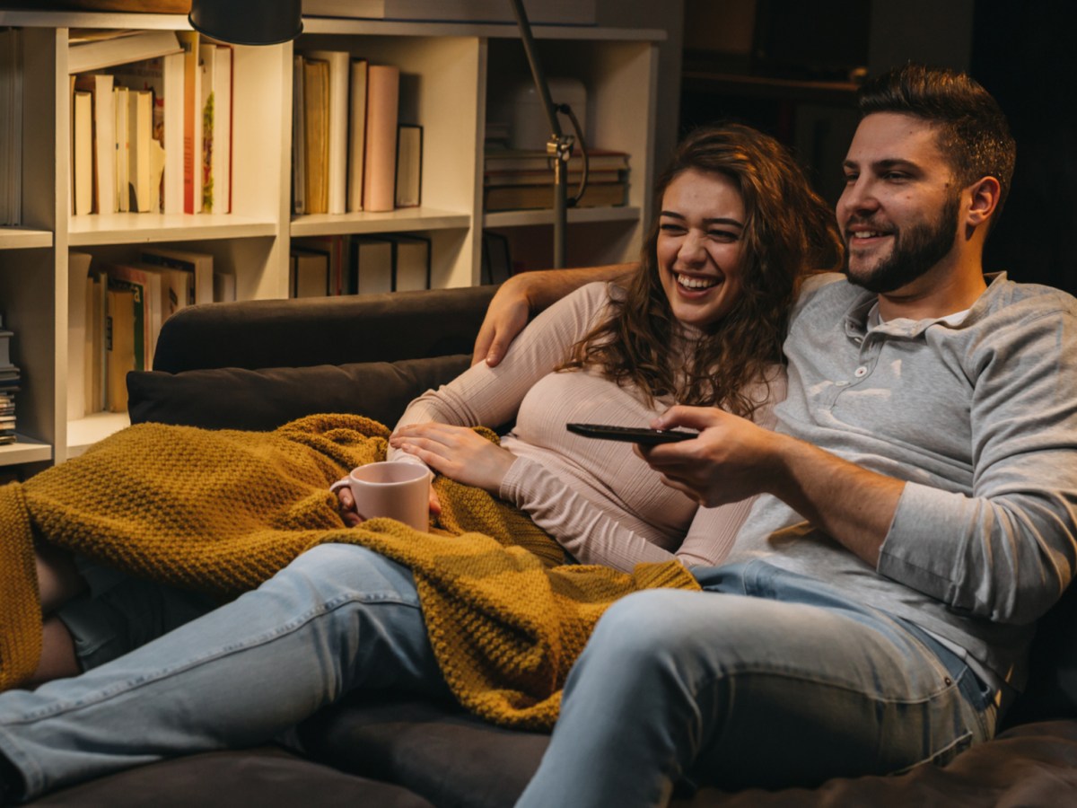 Zwei Menschen vor einem Fernseher