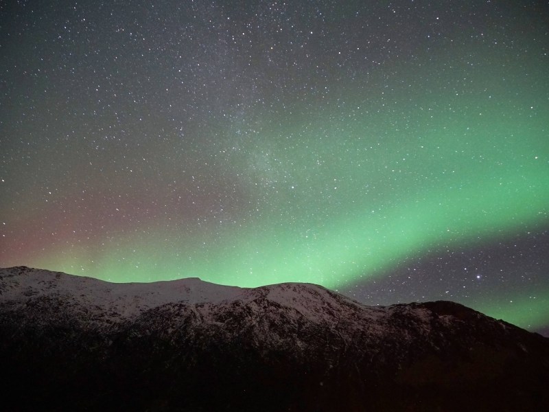 Nordlichter, Sterne mit Bergkette