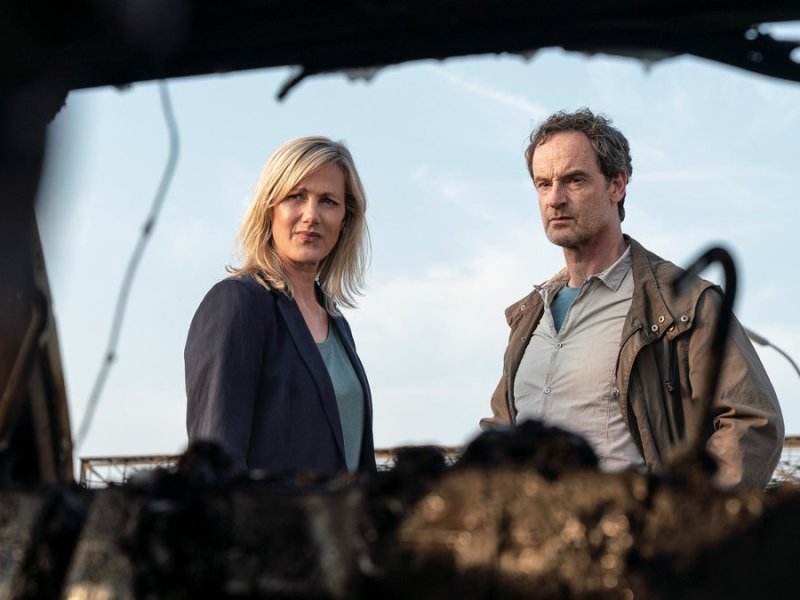 "Tatort: Liebe mich": Martina Bönisch (Anna Schudt) und Peter Faber (Jörg Hartmann) betrachten das ausgebrannte Auto