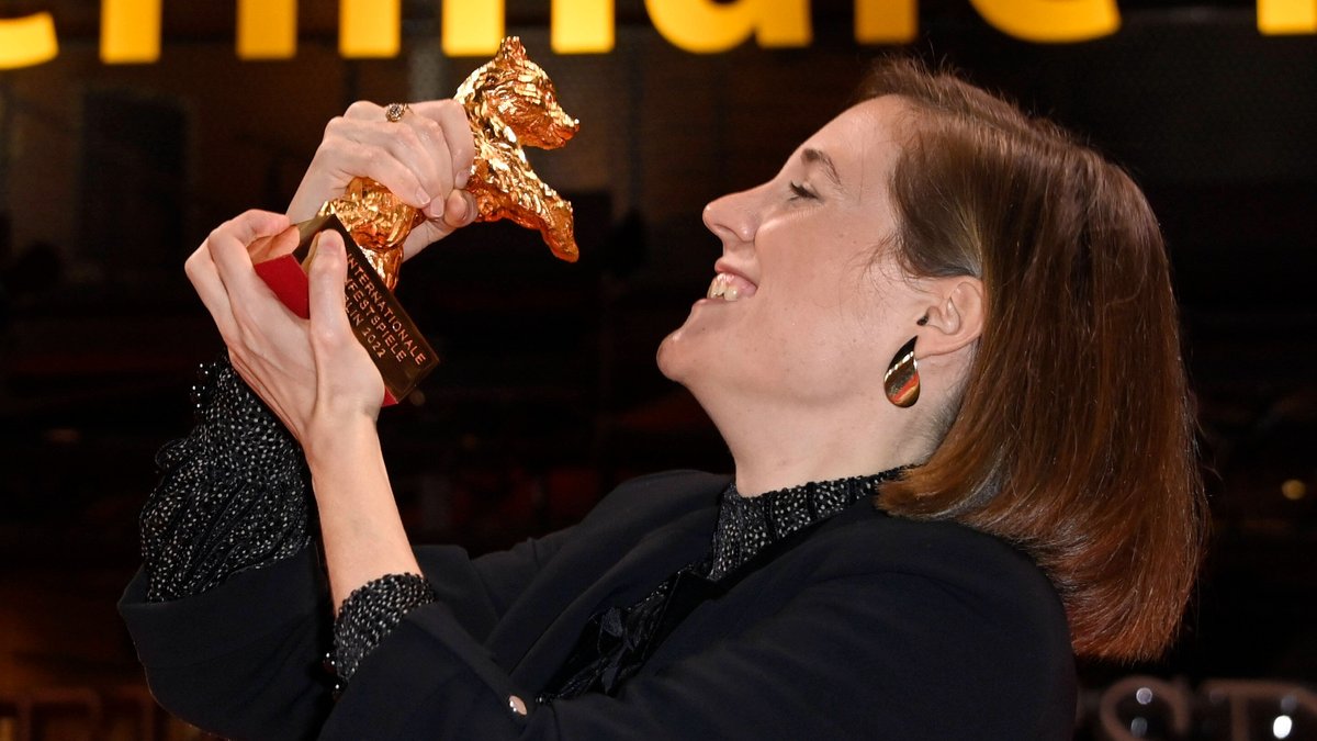 Carla Simón mit dem Goldenen Bären für den besten Film.. © imago images/Future Image