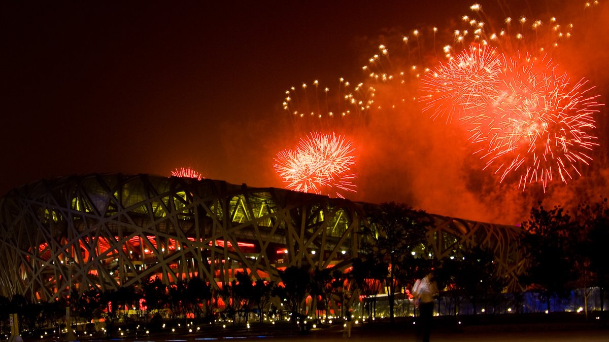 Im Nationalstadion von Peking fanden bereits Eröffnungs- und Schlussfeier der Olympischen Sommerspiele 2008 statt. Auch 2022 dient die Arena als Schauplatz der Schlussfeier.. © Florian Froschmayer/Shutterstock.com