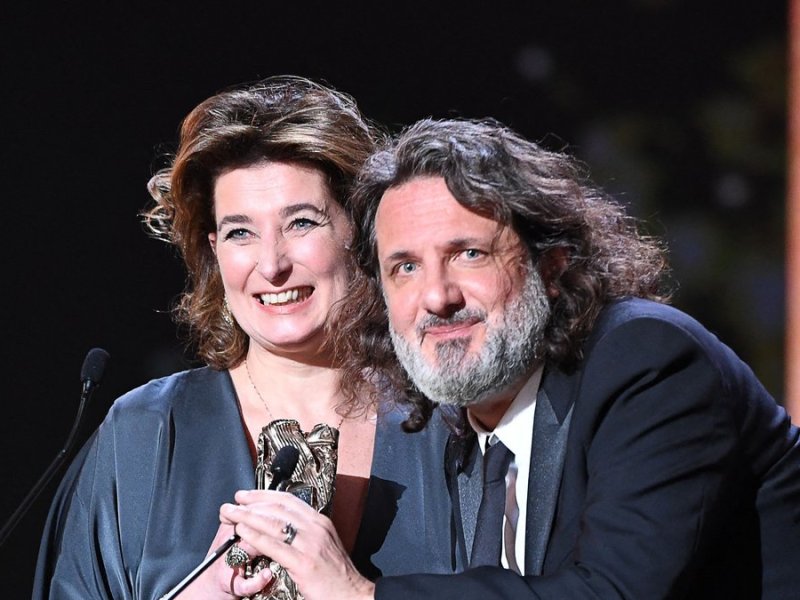 Die französischen Filmproduzenten Olivier Delbosc und Sidonie Dumas nehmen den Preis als "Bester Film" für "Illusions perdues" entgegen.. © BERTRAND GUAY/AFP via Getty Images