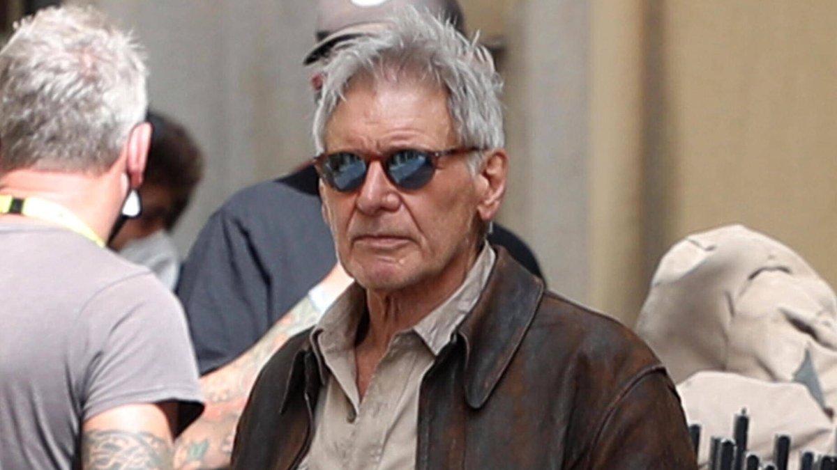 Cool geblieben: Harrison Ford am Set von "Indiana Jones 5".. © imago/Cover-Images