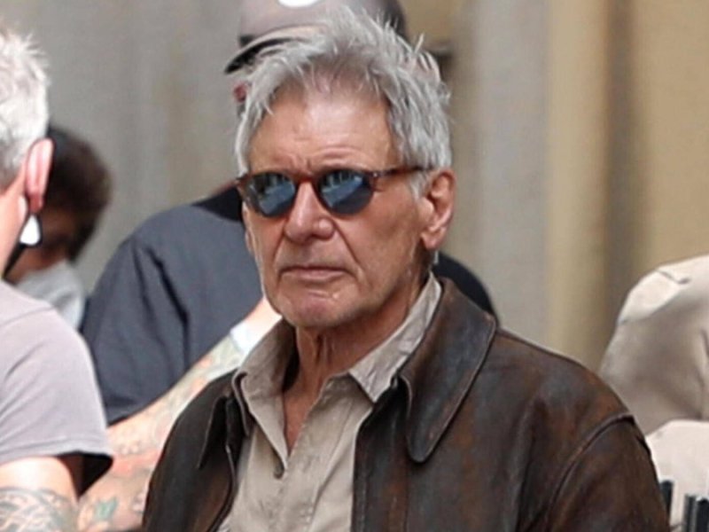 Cool geblieben: Harrison Ford am Set von "Indiana Jones 5".. © imago/Cover-Images