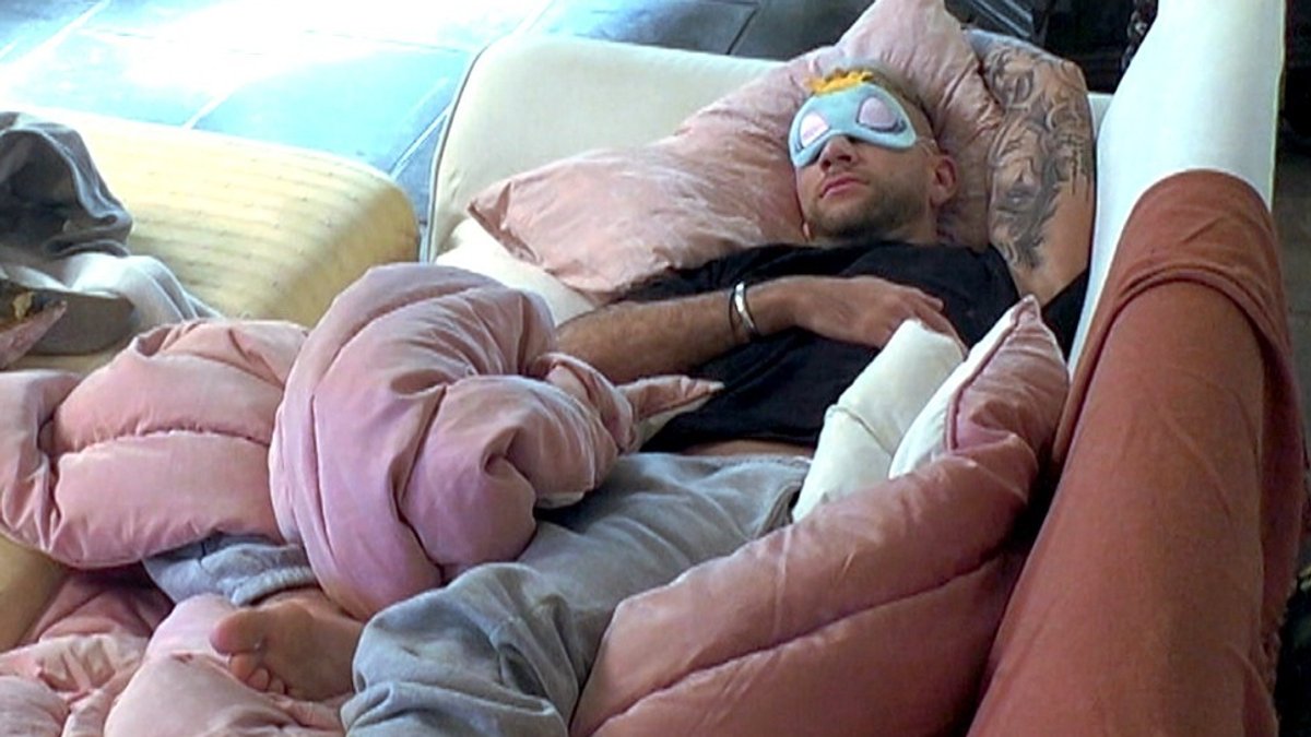 Serkan schläft lieber auf dem Sofa als im Bett mit Carina.. © RTL
