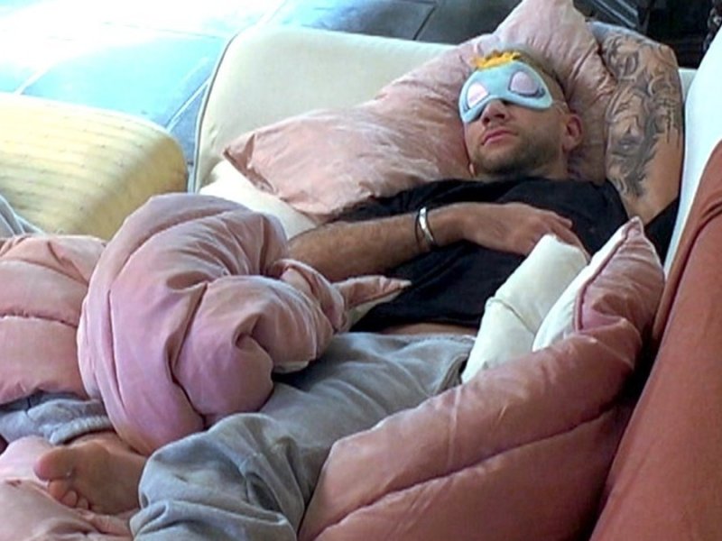 Serkan schläft lieber auf dem Sofa als im Bett mit Carina.. © RTL