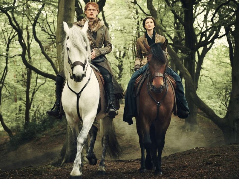 Sam Heughan und Caitriona Balfe spielen die Hauptrollen in "Outlander".. © RTL / © 2018 Starz Entertainment