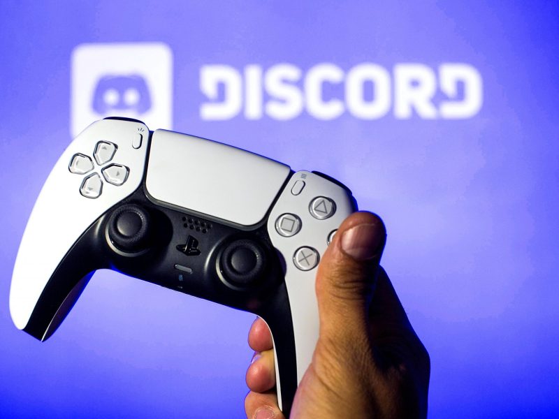 PS5 Controller vor Discord Logo