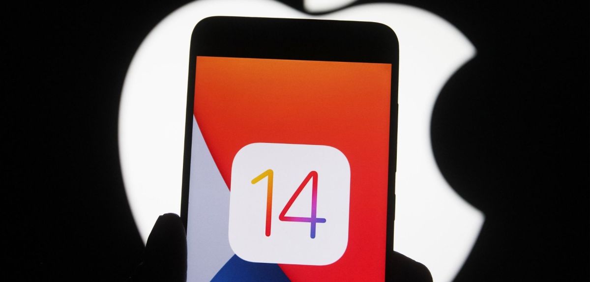 iPhone mit iOS 14-Logo