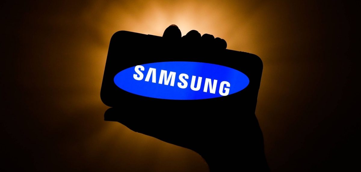 Handy mit Samsung-Logo.