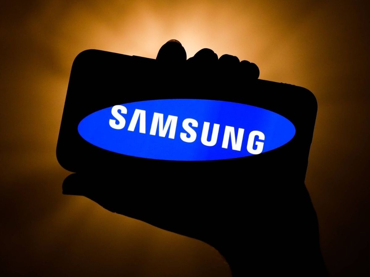 Handy mit Samsung-Logo.