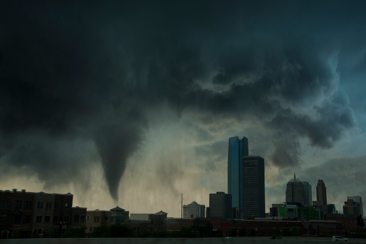 Sturm/Tornado über Stadt