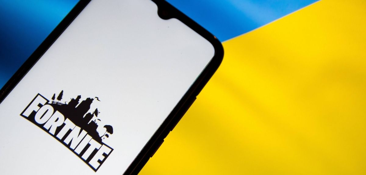 Handy mit "Fortnite" vor ukrainischer Flagge.
