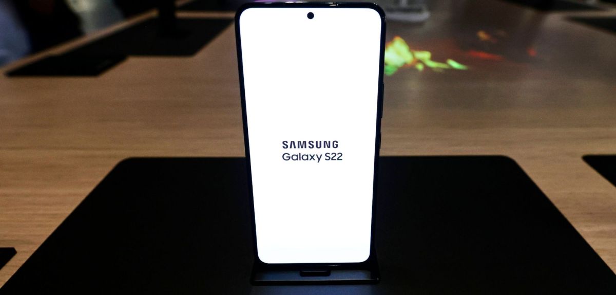 Auch das Samsung Galaxy S22 wurde ohne Ladegerät ausgeliefert.