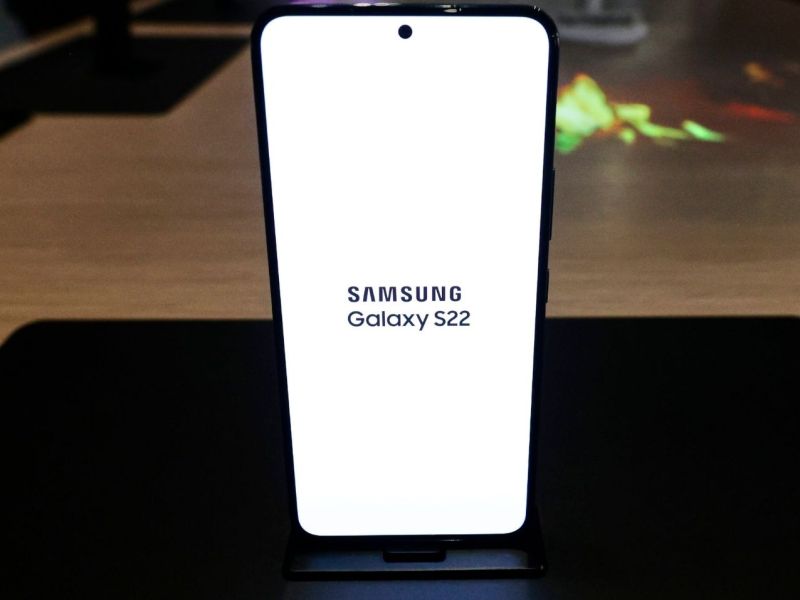 Auch das Samsung Galaxy S22 wurde ohne Ladegerät ausgeliefert.