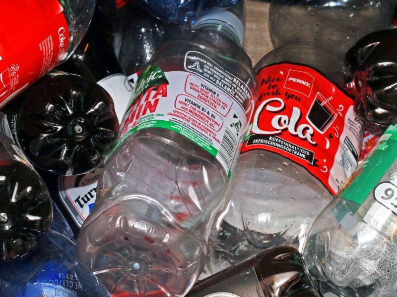 Leere Plastikflaschen im Müll.