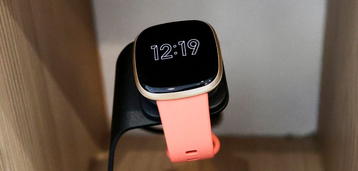Eine Fitbit-Smartwatch.