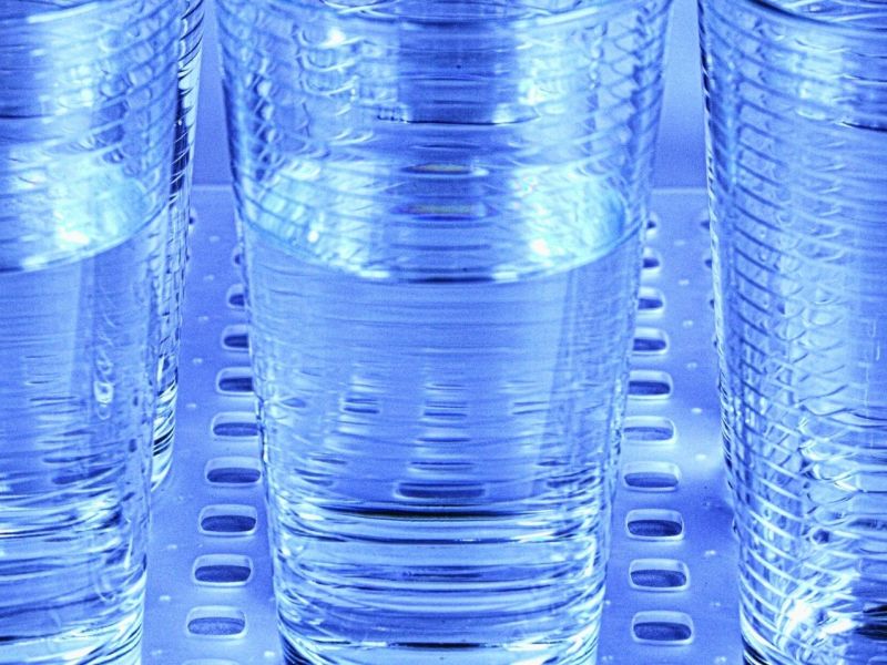 Wasser in Gläsern