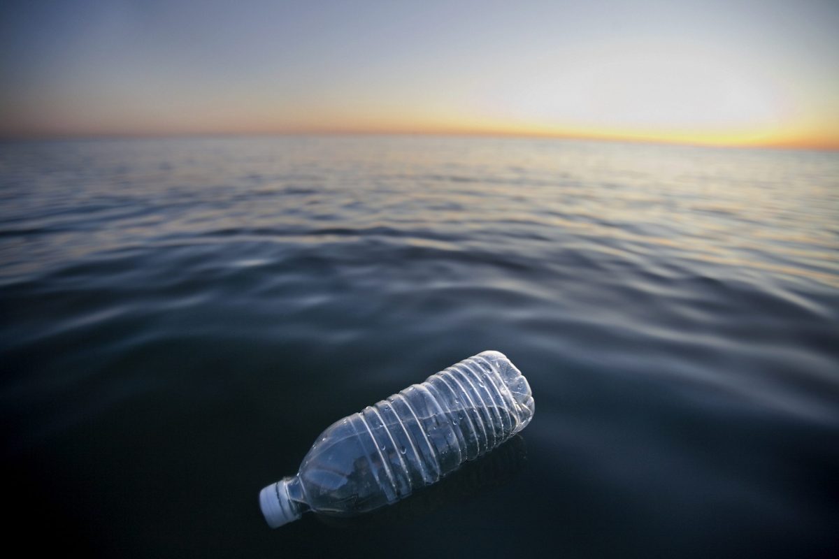 Im Pazifischen Ozean schwimmende Plastikwasserflasche