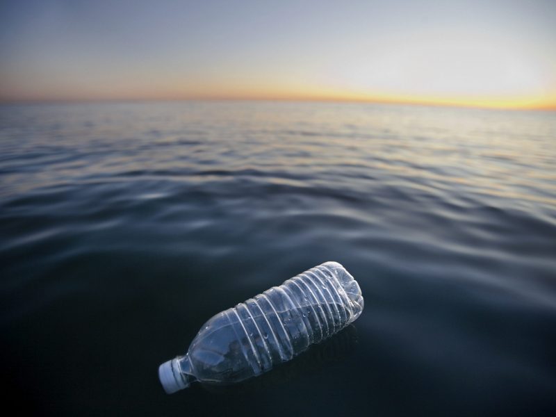 Im Pazifischen Ozean schwimmende Plastikwasserflasche