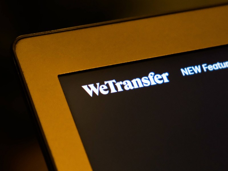 WeTransfer-Logo auf LapTop-Bildschirm
