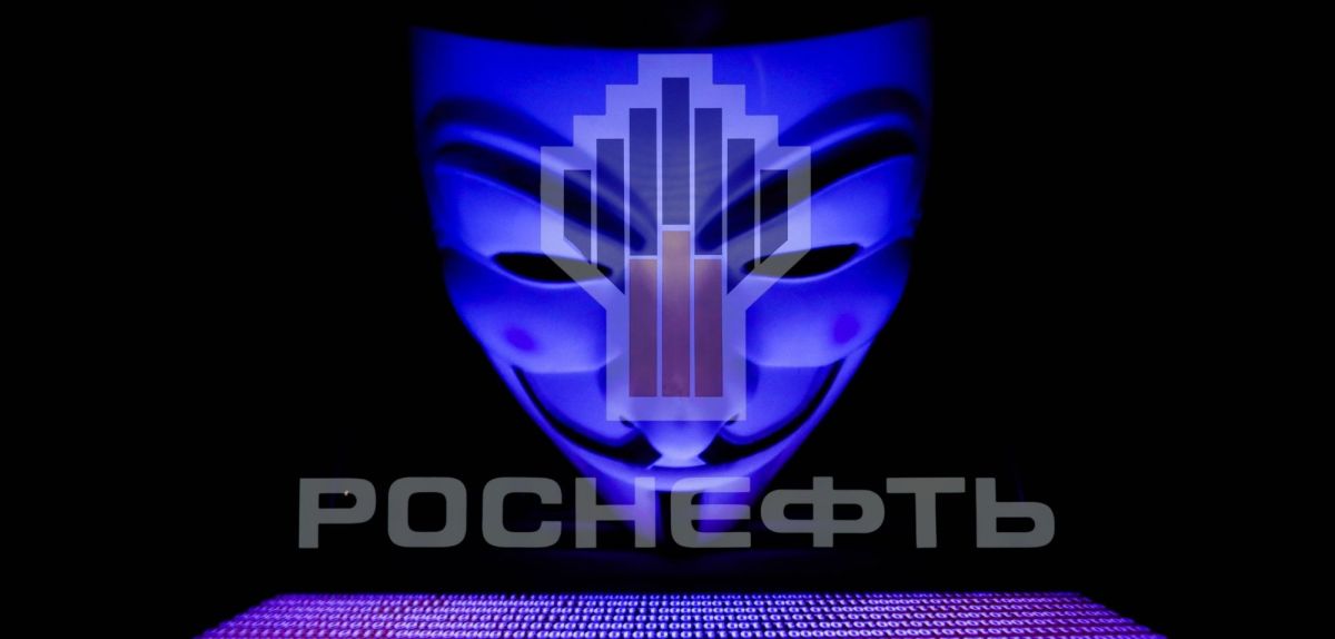 Anonymous-Maske und Rosneft-Logo.