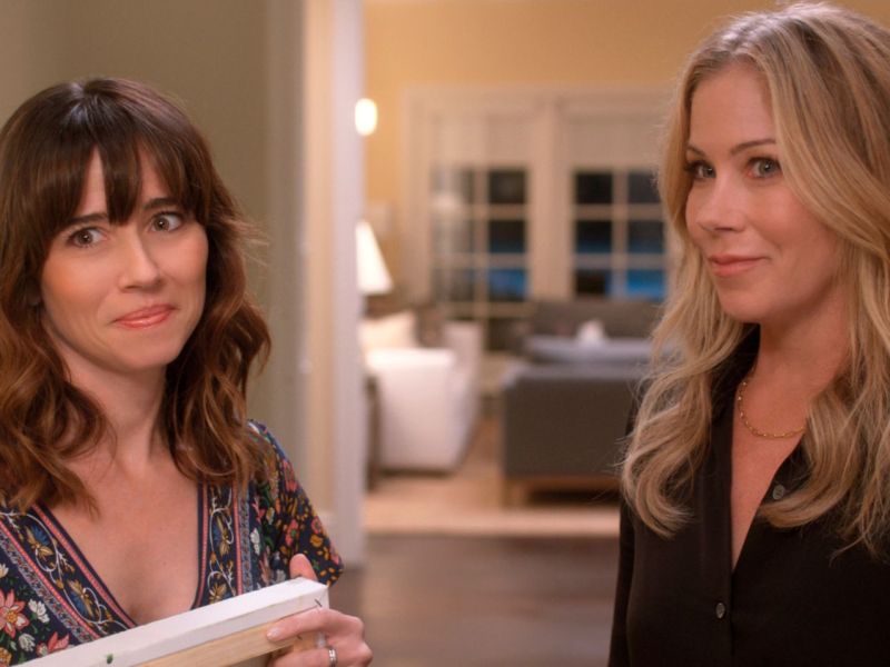 Linda Cardellini und Christina Applegate in Dead To Me.