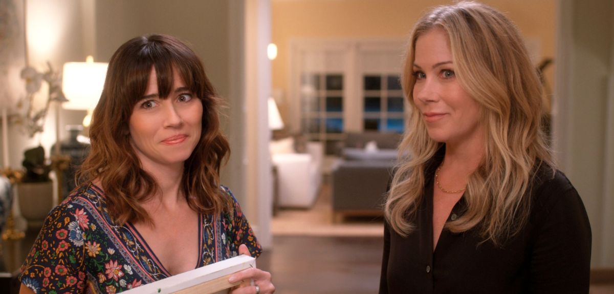 Linda Cardellini und Christina Applegate in Dead To Me.