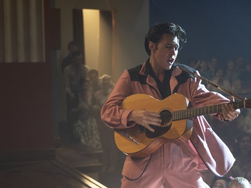 Austin Butler verkörpert Elvis Presley.. © © 2022 Warner Bros. Entertainment Inc.