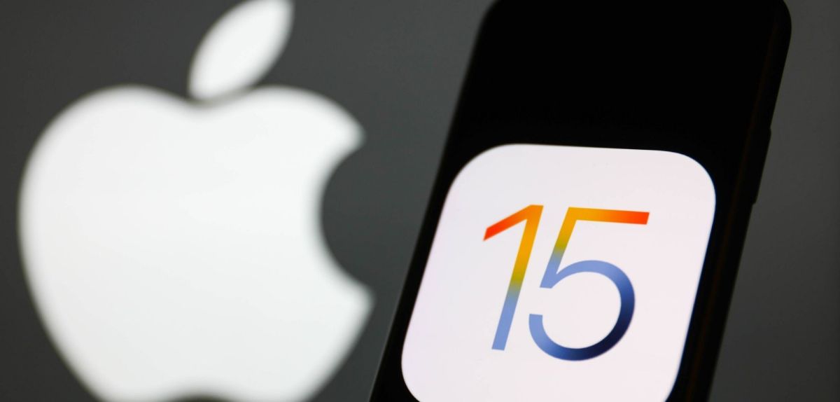 iOS 15-Logo auf einem iPhone