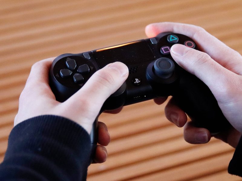 PS4-Controller in Händen