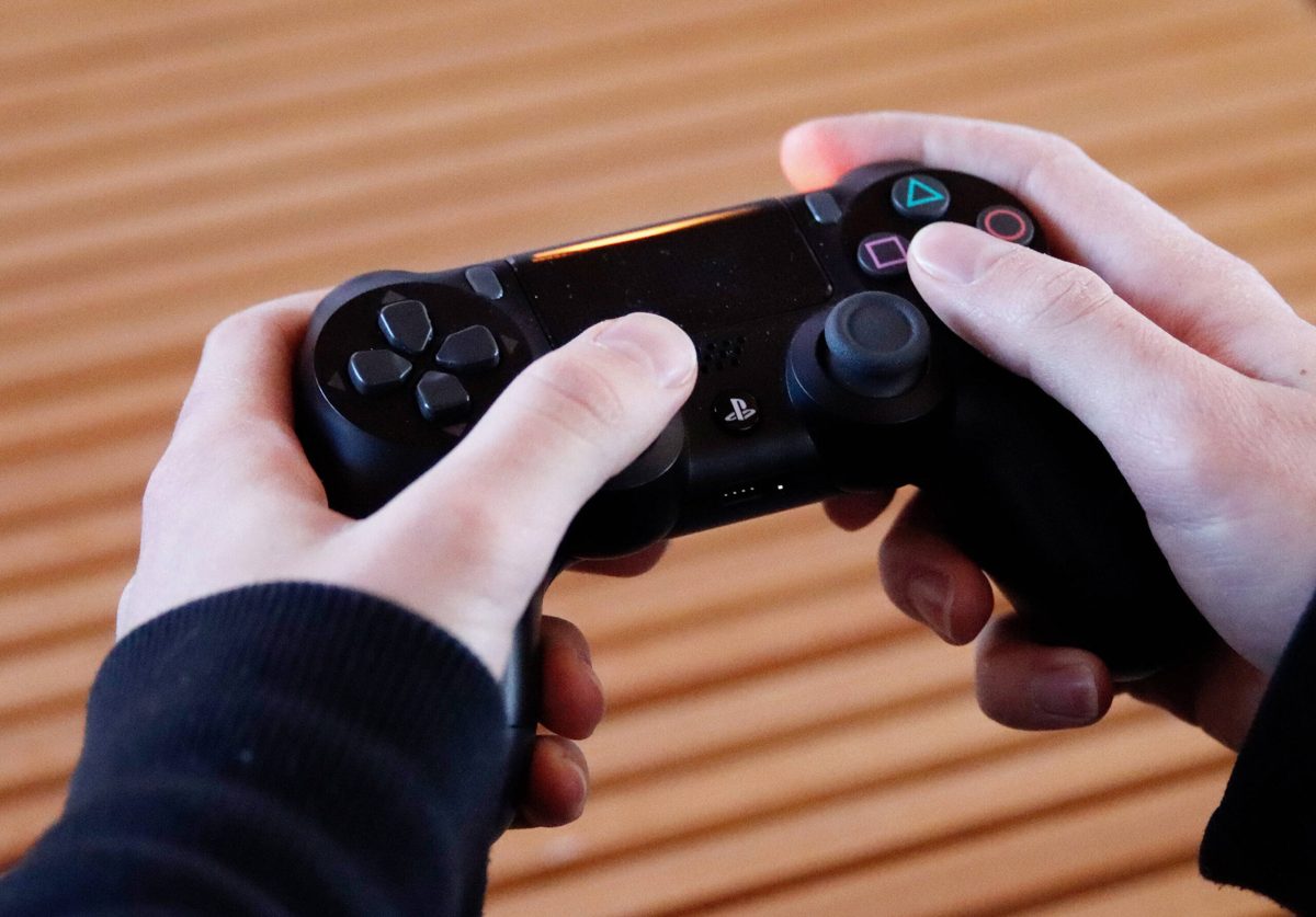 PS4-Controller in Händen