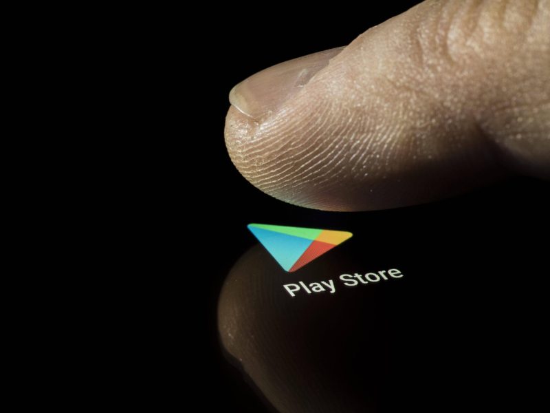 Finger auf Play Store App Logo