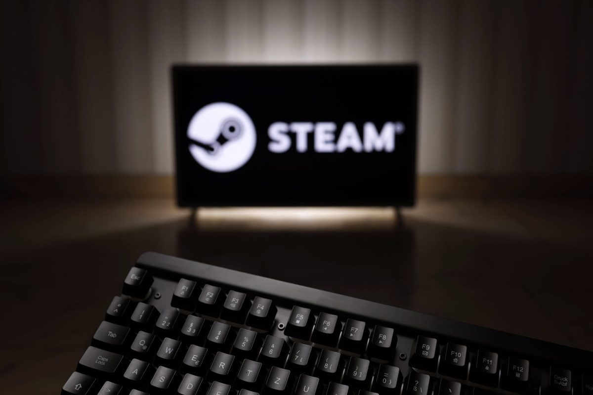 Steam Logo auf Fernseher vor Tastatur